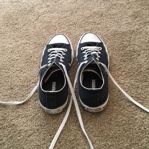 Black and White converse size 6